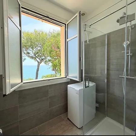 Directly On The Sea Villa *