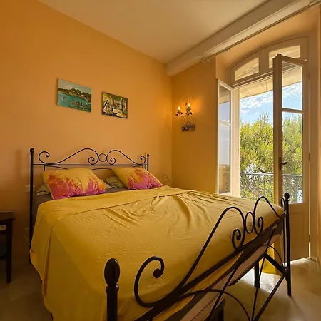 Villa I Deluxe Seafront - Sea View - Garden & Terrace -prime Location- *