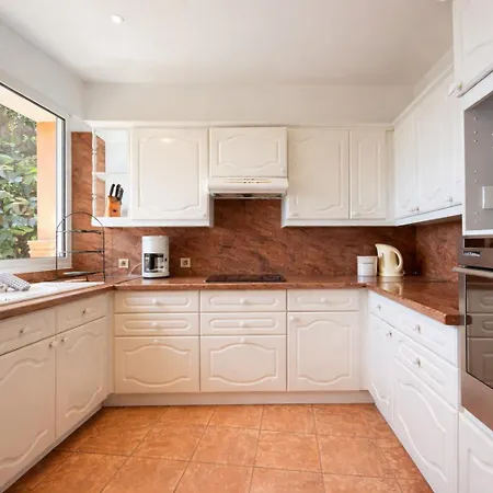 Beachfront I Garden - Terrace & Sea View -prime Location- Free Parking
