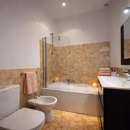 Beachfront I Garden - Terrace & Sea View -prime Location- Free Parking * 칸느