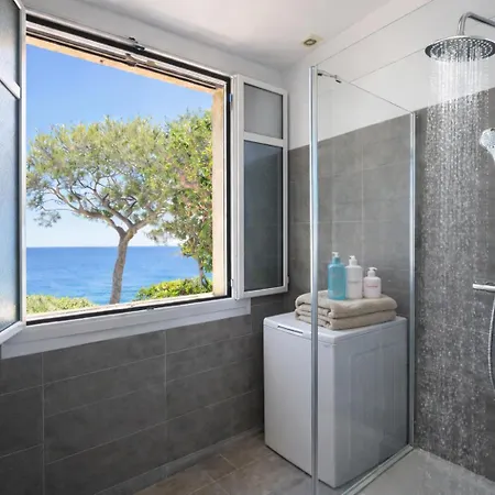 빌라 Beachfront I Garden - Terrace & Sea View -prime Location- Free Parking *